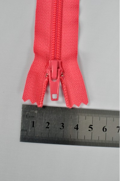 ZIP031  4號拉鏈  個人單頭拉鏈款式  聚酯牙拉鏈   密尾拉鏈款式  不設單獨拉鍊訂購 正面照